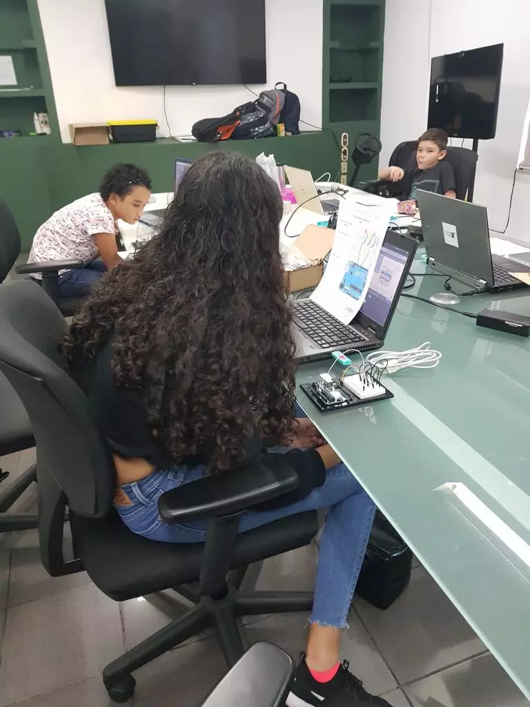 Actividad tecnológica de responsabilidad social de Logos Hub Informático con niños y niñas
