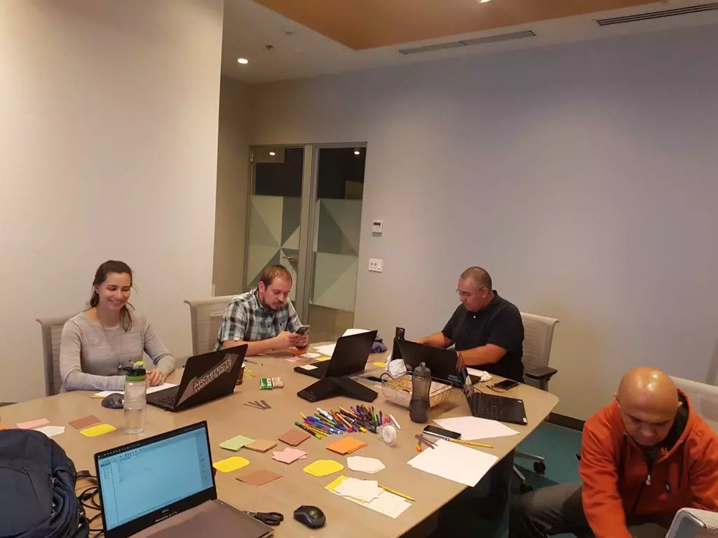 Actividad tecnológica y de análisis de datos de Logos Hub Informático